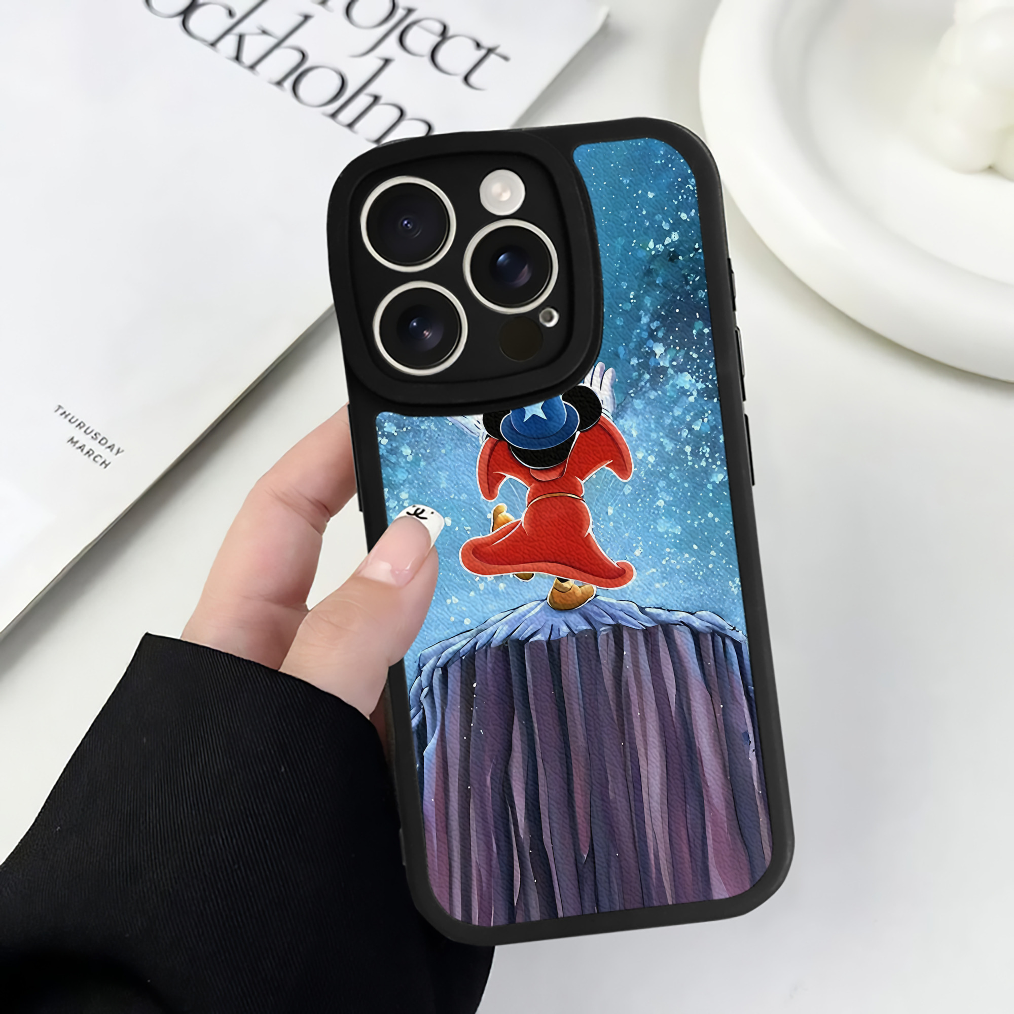（画像用） ミッキーマウス Mickey Mouse 【iPhone 16シリーズ対応】シリコンスマホケース（レザー調） 材質：シリコン